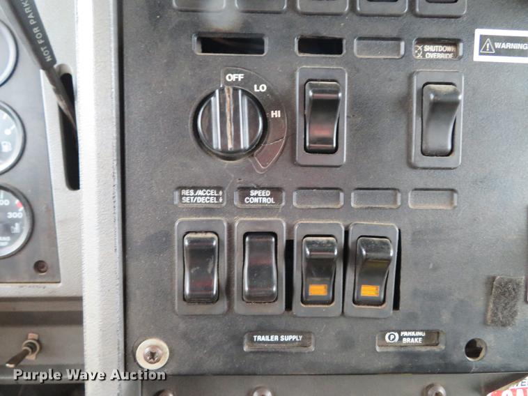 image for item DG3875 1999 Mack CH613 semi truck