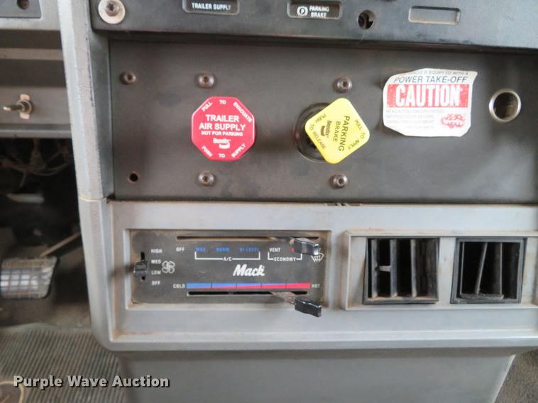 image for item DG3875 1999 Mack CH613 semi truck