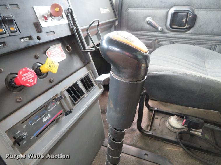 image for item DG3875 1999 Mack CH613 semi truck