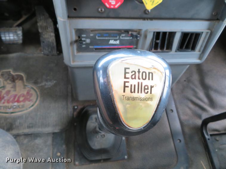 image for item DG3875 1999 Mack CH613 semi truck