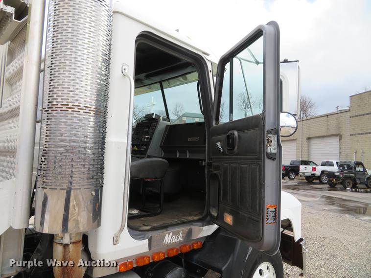 image for item DG3875 1999 Mack CH613 semi truck