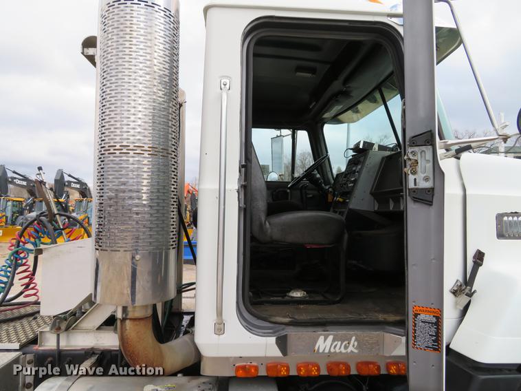 image for item DG3875 1999 Mack CH613 semi truck