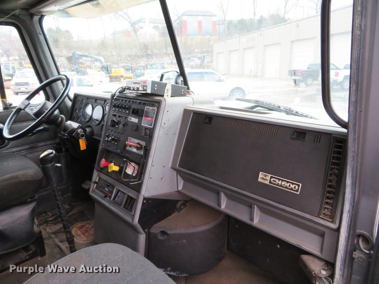 image for item DG3875 1999 Mack CH613 semi truck