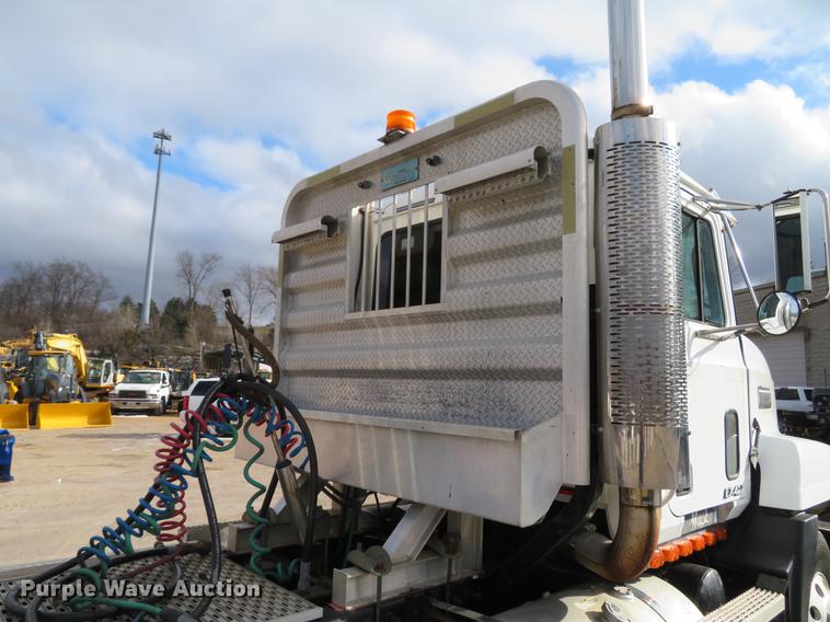 image for item DG3875 1999 Mack CH613 semi truck