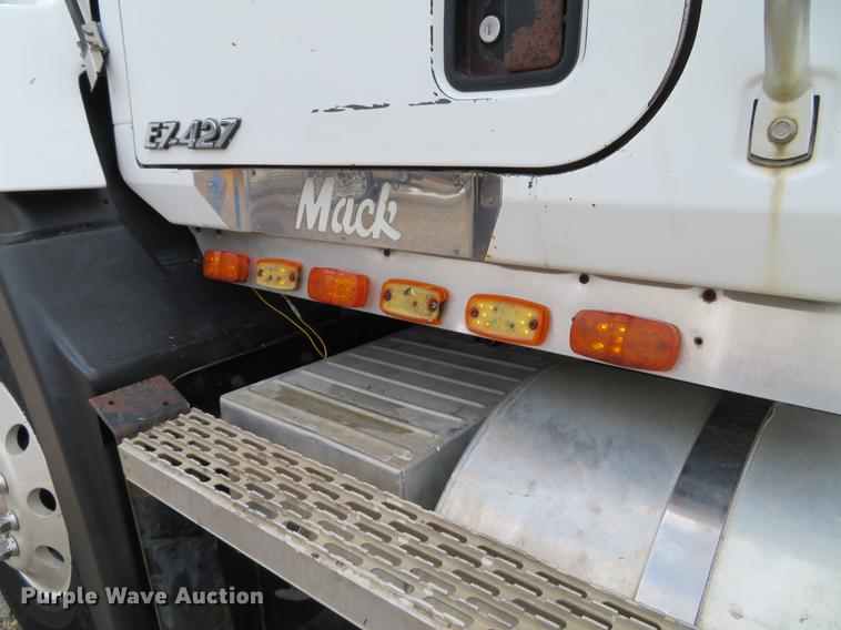 image for item DG3875 1999 Mack CH613 semi truck