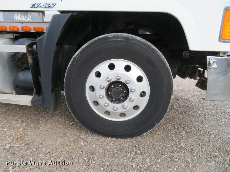 image for item DG3875 1999 Mack CH613 semi truck