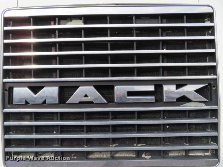 image for item DG3875 1999 Mack CH613 semi truck