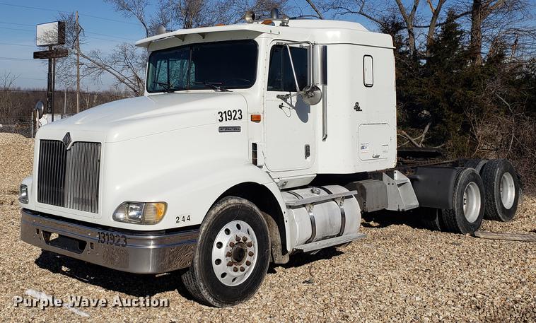 image for item EN9780 1999 International 9200 semi truck