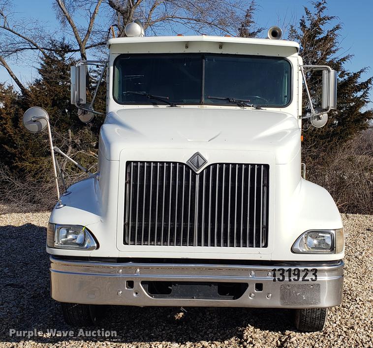 image for item EN9780 1999 International 9200 semi truck
