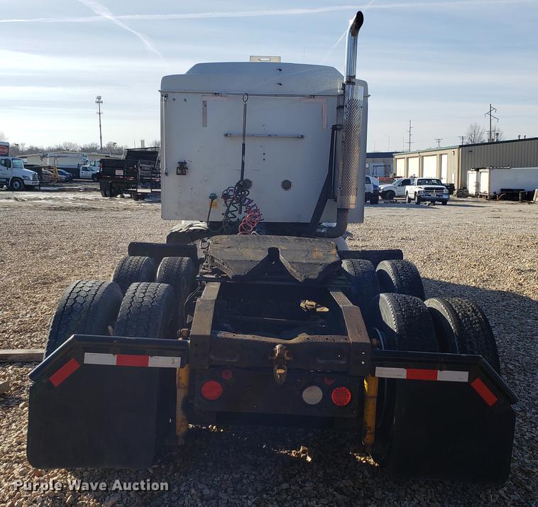 image for item EN9780 1999 International 9200 semi truck