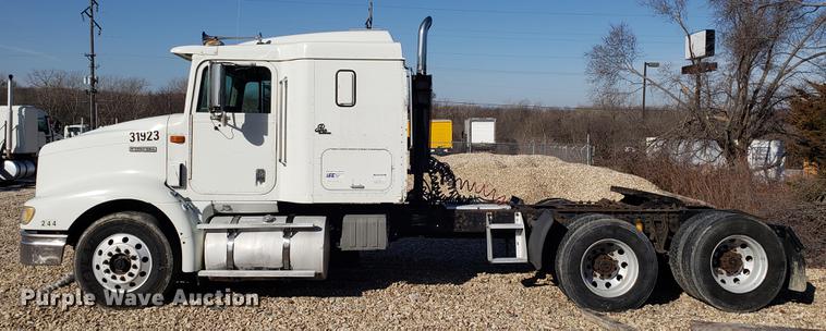 image for item EN9780 1999 International 9200 semi truck