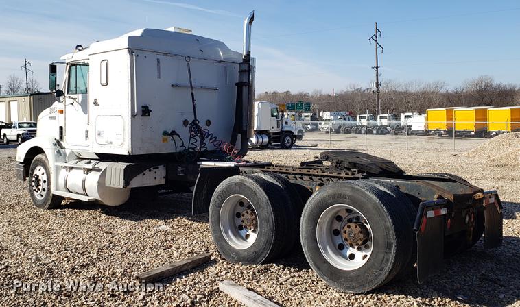 image for item EN9780 1999 International 9200 semi truck