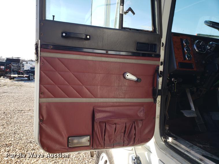 image for item EN9780 1999 International 9200 semi truck