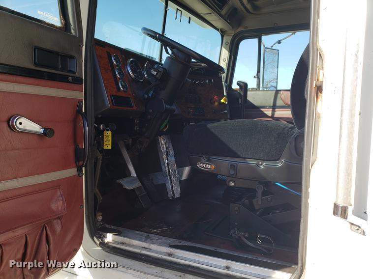 image for item EN9780 1999 International 9200 semi truck