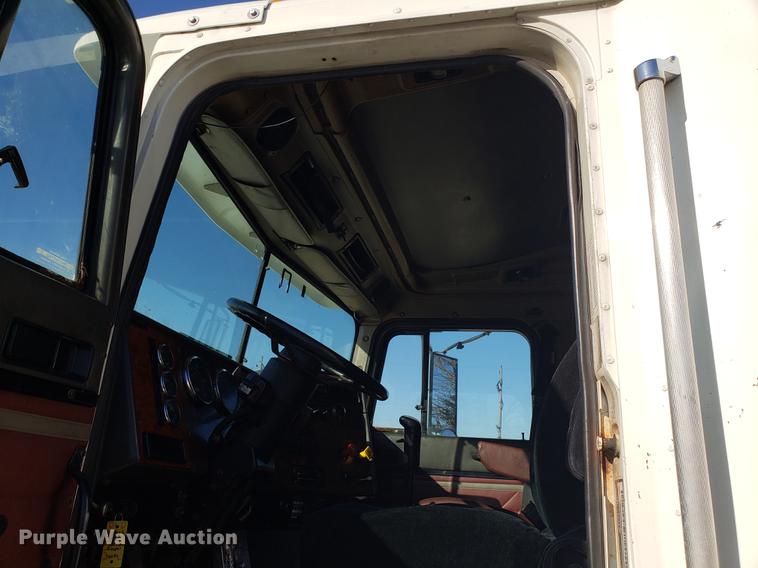 image for item EN9780 1999 International 9200 semi truck