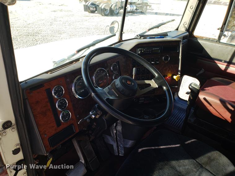 image for item EN9780 1999 International 9200 semi truck