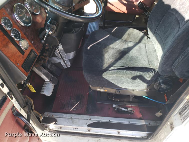 image for item EN9780 1999 International 9200 semi truck