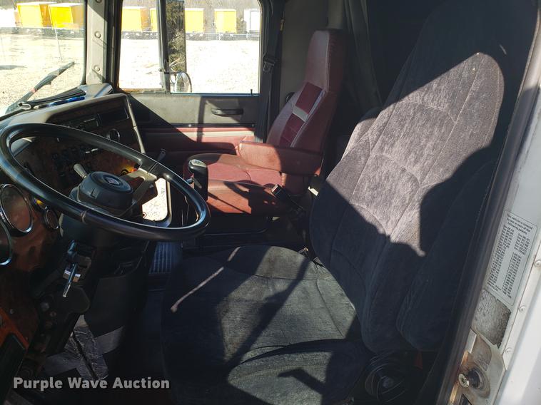 image for item EN9780 1999 International 9200 semi truck