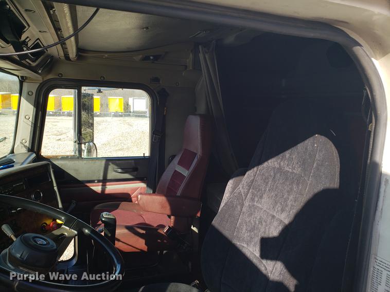 image for item EN9780 1999 International 9200 semi truck