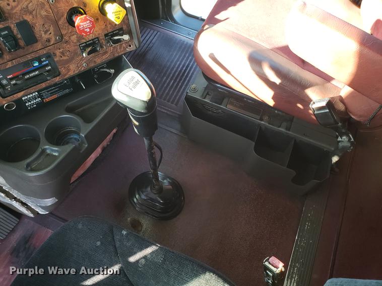 image for item EN9780 1999 International 9200 semi truck