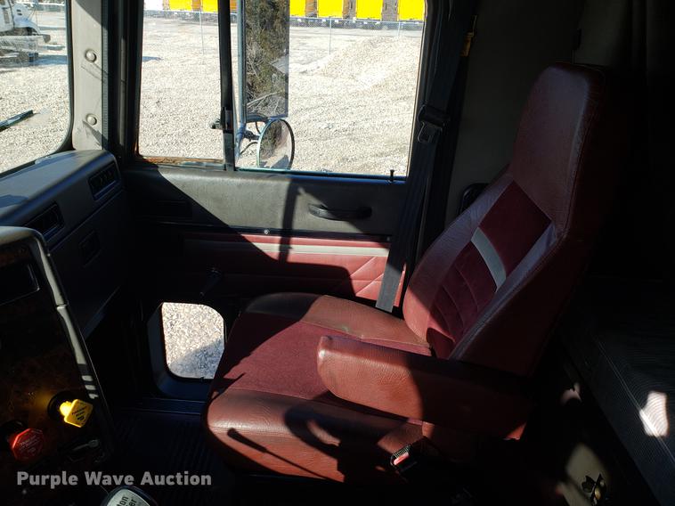 image for item EN9780 1999 International 9200 semi truck