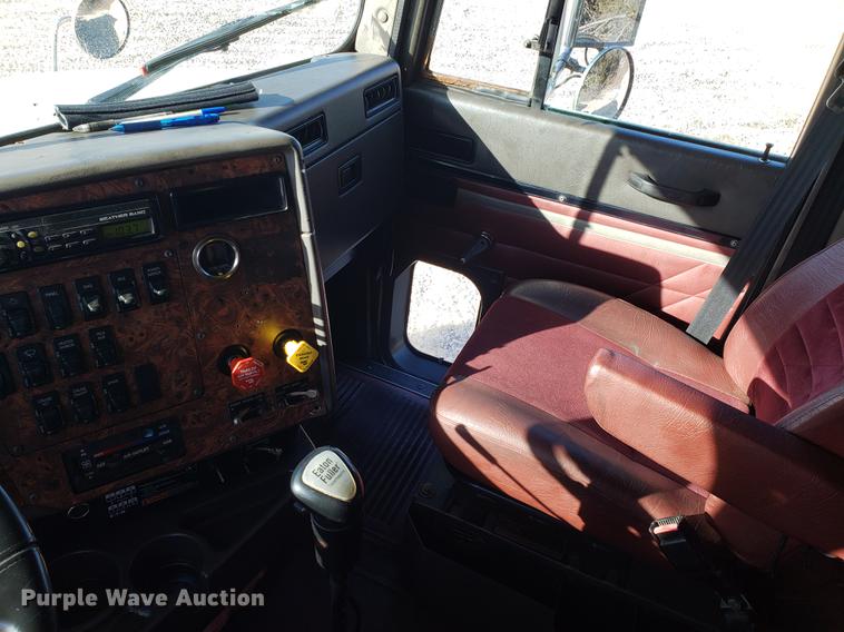 image for item EN9780 1999 International 9200 semi truck