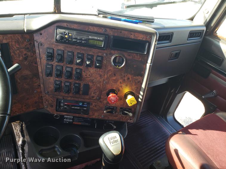 image for item EN9780 1999 International 9200 semi truck