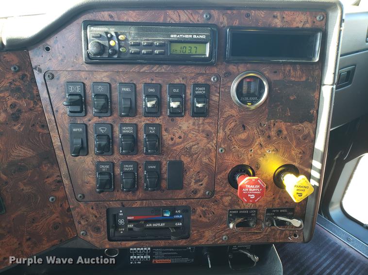 image for item EN9780 1999 International 9200 semi truck