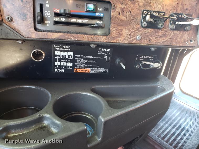 image for item EN9780 1999 International 9200 semi truck