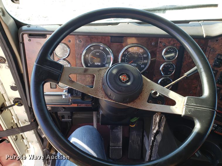 image for item EN9780 1999 International 9200 semi truck