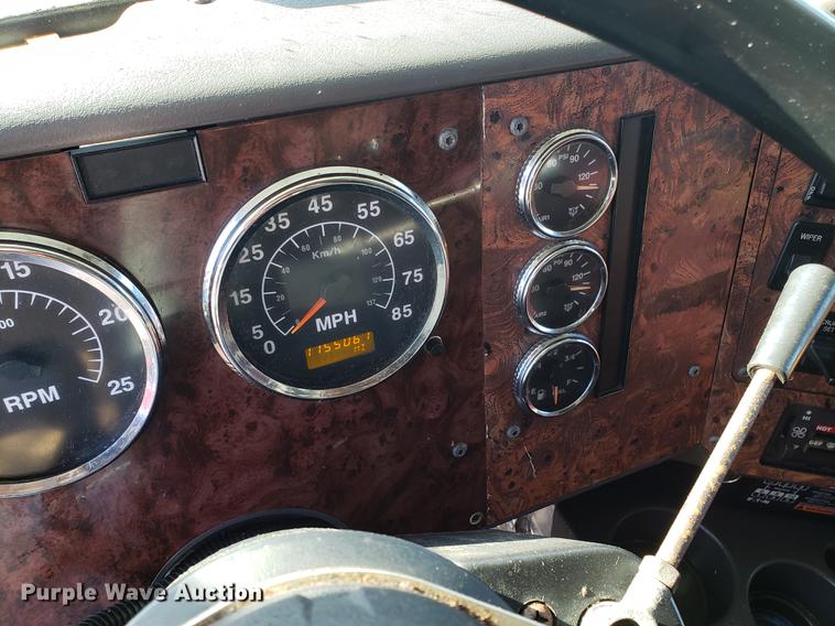 image for item EN9780 1999 International 9200 semi truck