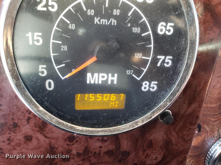 image for item EN9780 1999 International 9200 semi truck