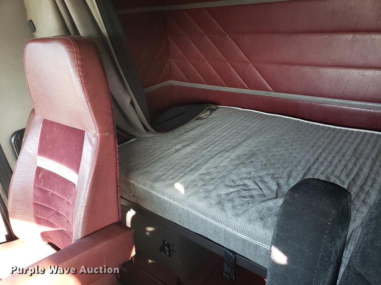 image for item EN9780 1999 International 9200 semi truck