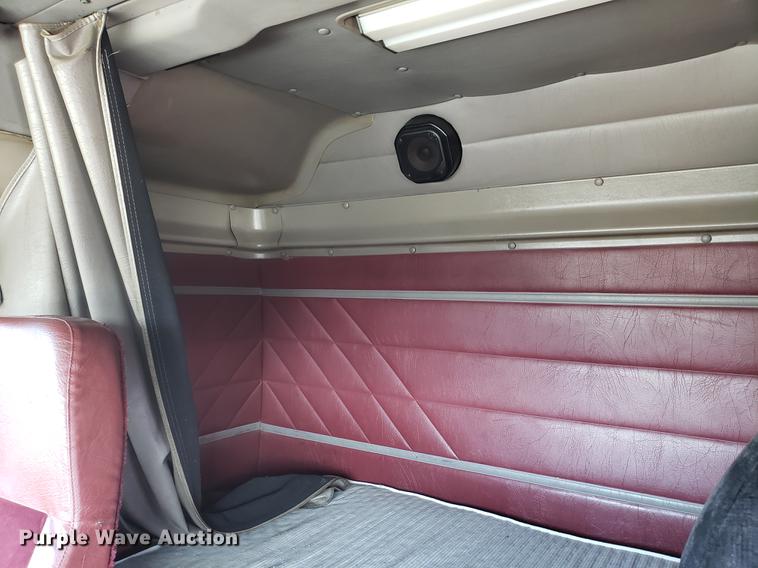 image for item EN9780 1999 International 9200 semi truck