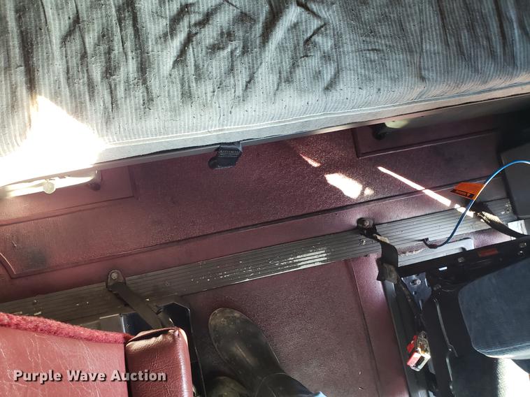 image for item EN9780 1999 International 9200 semi truck