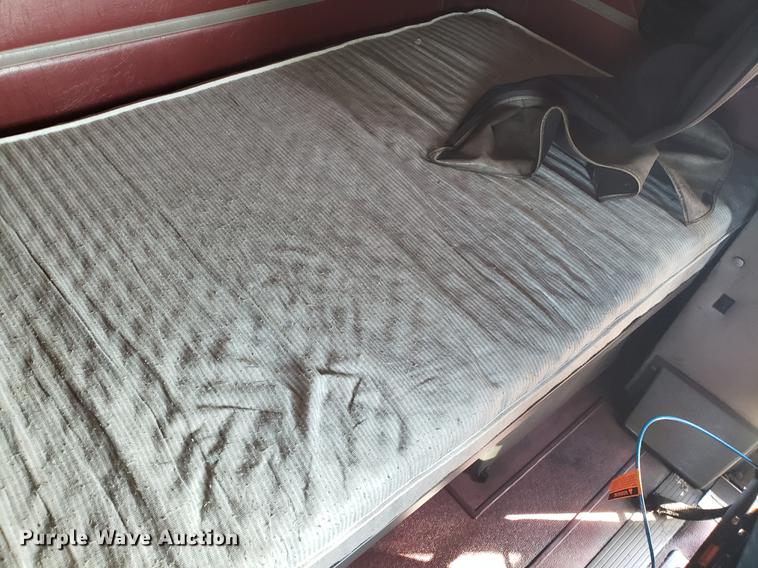 image for item EN9780 1999 International 9200 semi truck