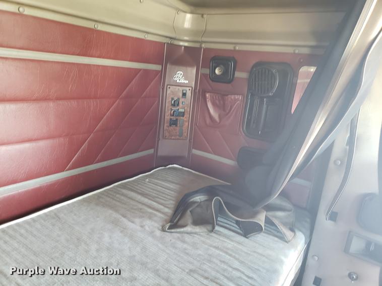 image for item EN9780 1999 International 9200 semi truck