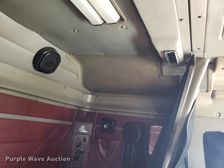 image for item EN9780 1999 International 9200 semi truck