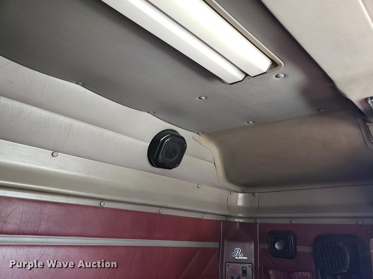 image for item EN9780 1999 International 9200 semi truck