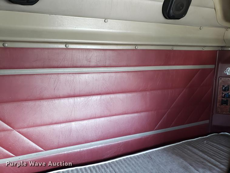 image for item EN9780 1999 International 9200 semi truck