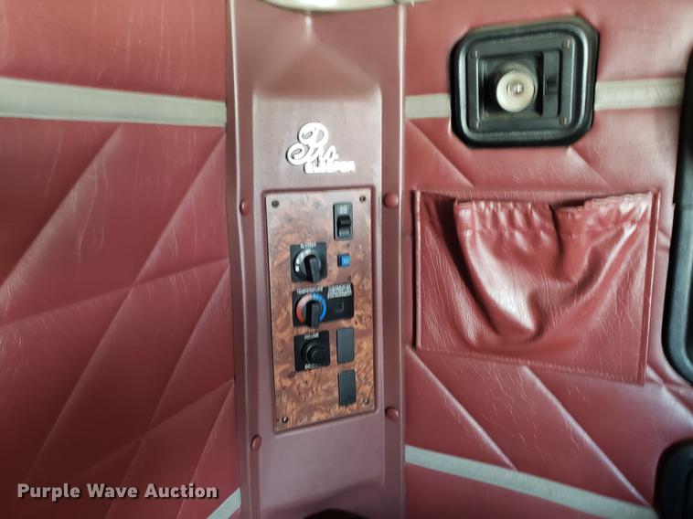 image for item EN9780 1999 International 9200 semi truck