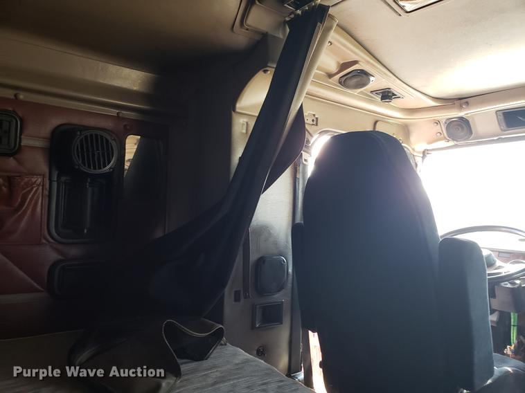 image for item EN9780 1999 International 9200 semi truck