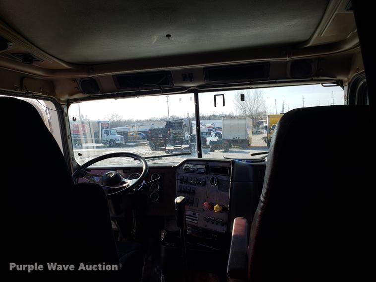 image for item EN9780 1999 International 9200 semi truck