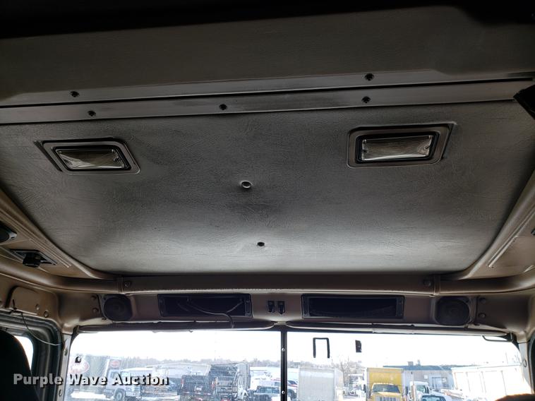 image for item EN9780 1999 International 9200 semi truck