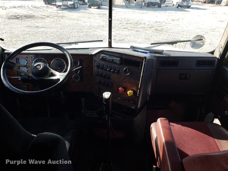 image for item EN9780 1999 International 9200 semi truck