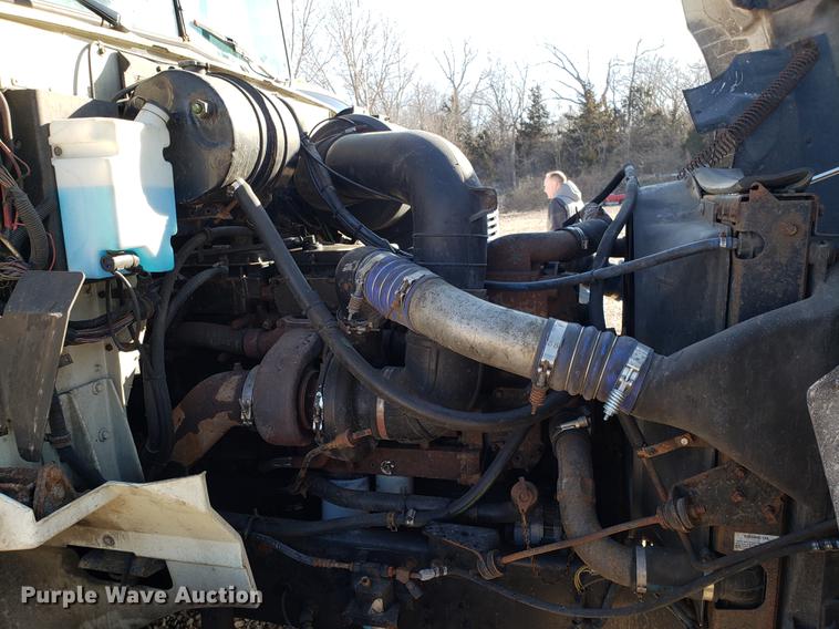 image for item EN9780 1999 International 9200 semi truck