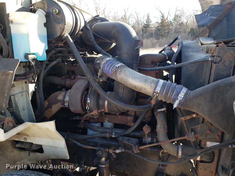 image for item EN9780 1999 International 9200 semi truck