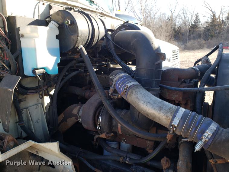 image for item EN9780 1999 International 9200 semi truck