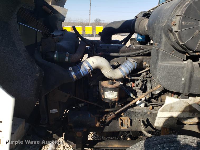 image for item EN9780 1999 International 9200 semi truck