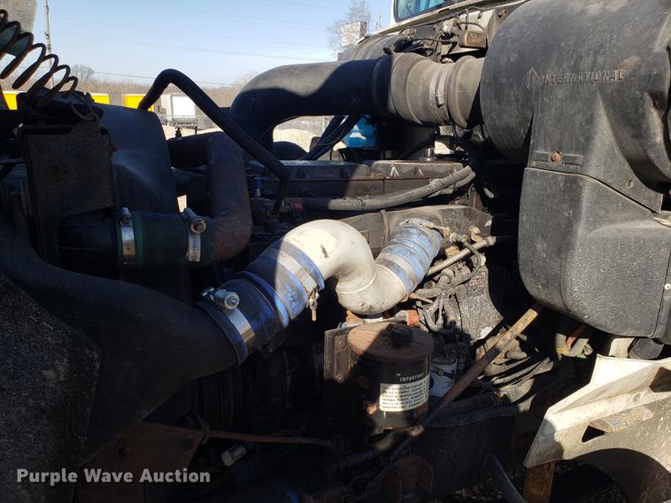 image for item EN9780 1999 International 9200 semi truck